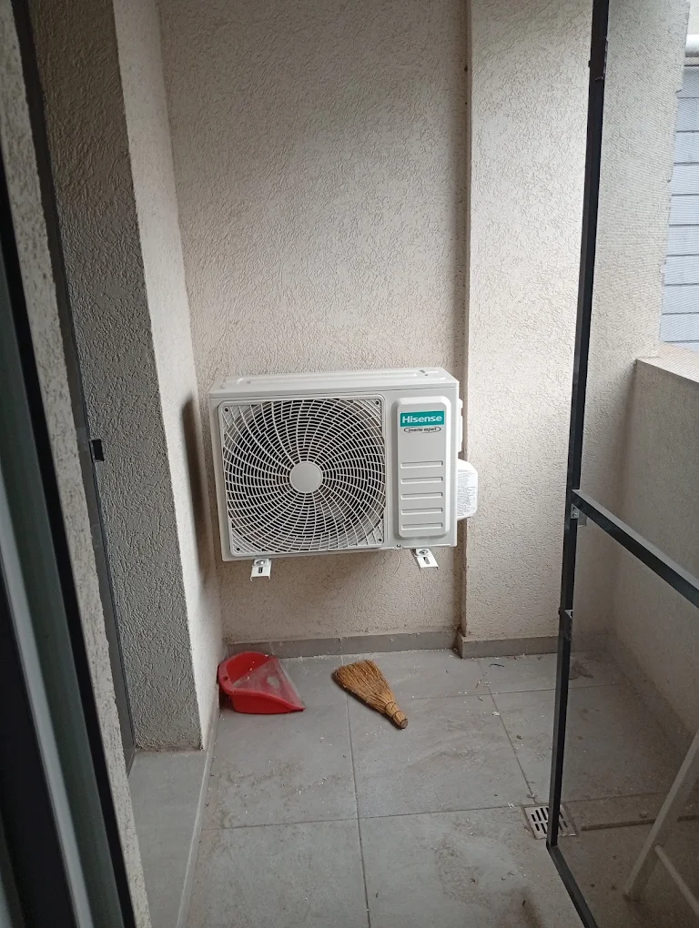 Unitate exterioară Hisense instalată pe peretele unui balcon