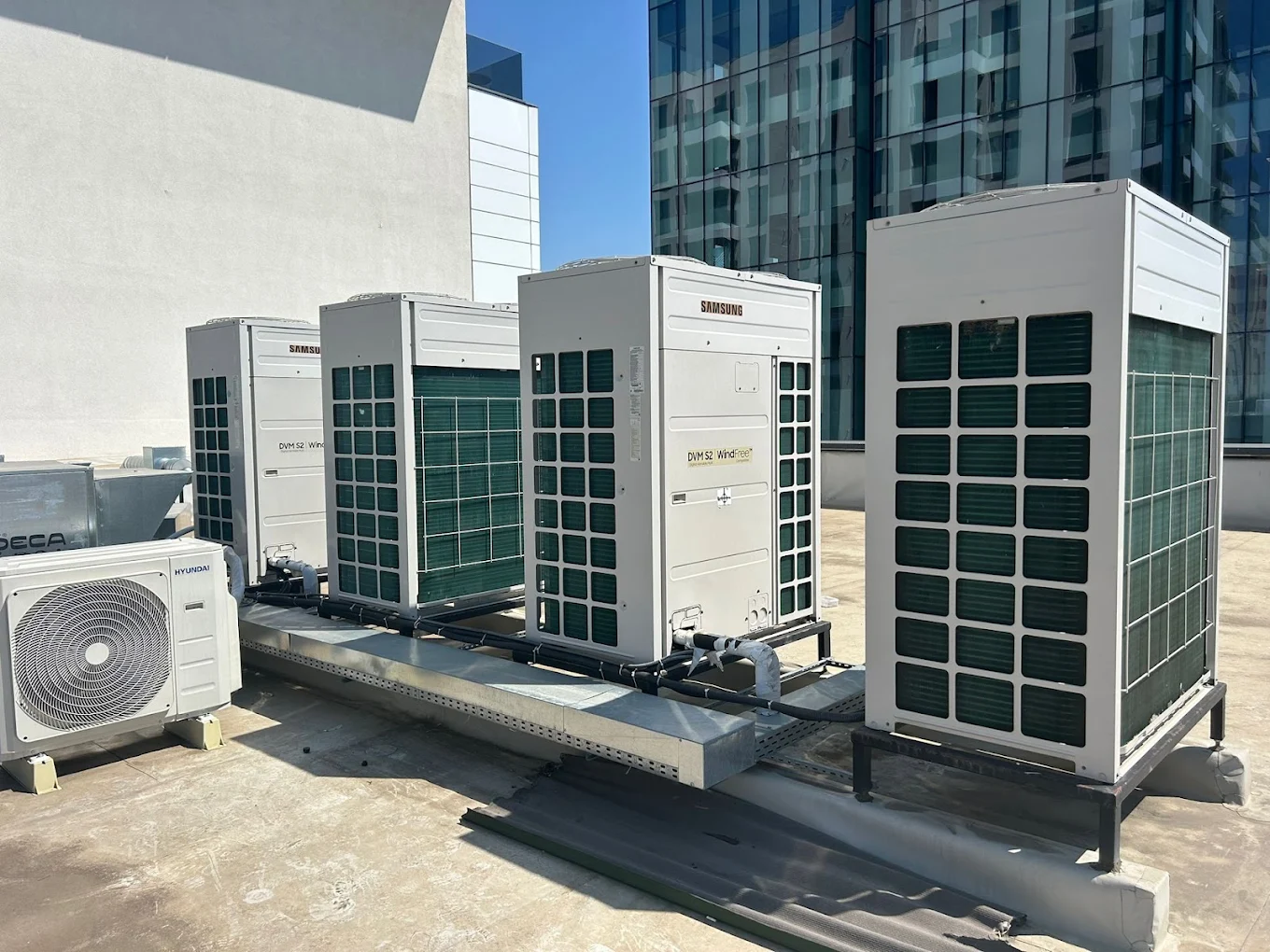 Unități de climatizare Samsung instalate pe terasa unei clădiri
