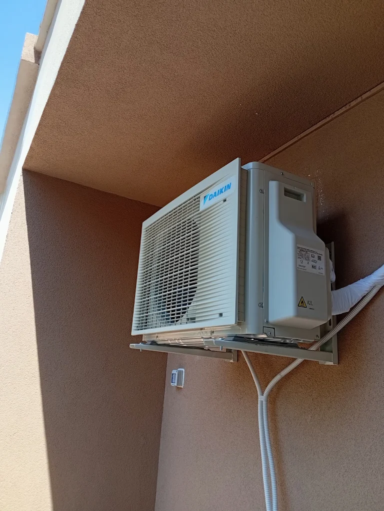 Unitate exterioară Daikin instalată pe console într-un balcon