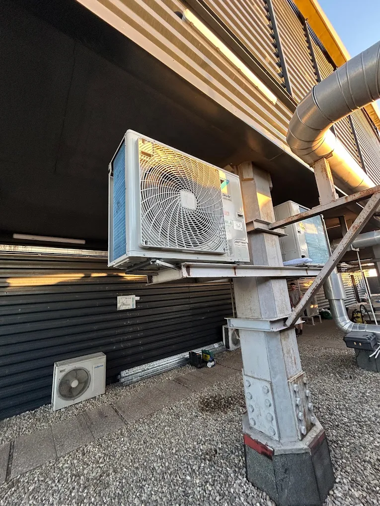 Unitate exterioară Daikin instalată pe o structură metalică