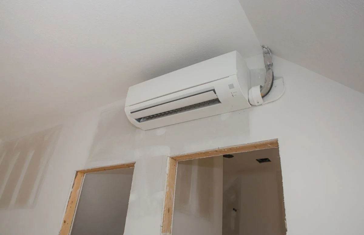 Unitate interioară instalată deasupra ușilor într-un spațiu în amenajare