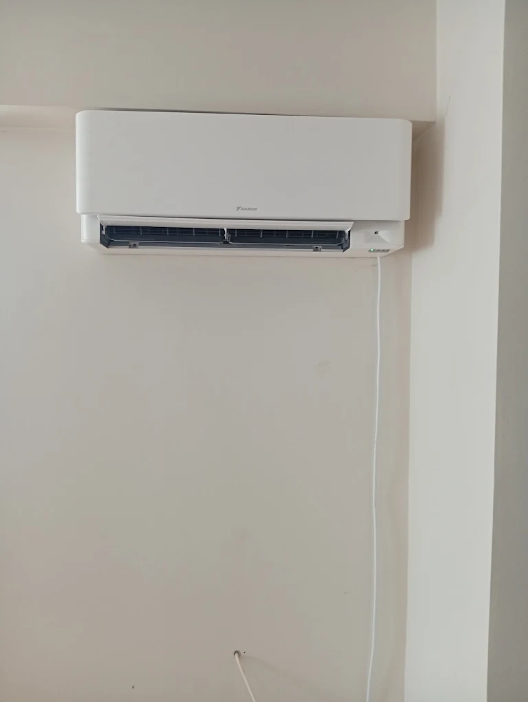 Unitate interioară Daikin instalată pe peretele unei camere