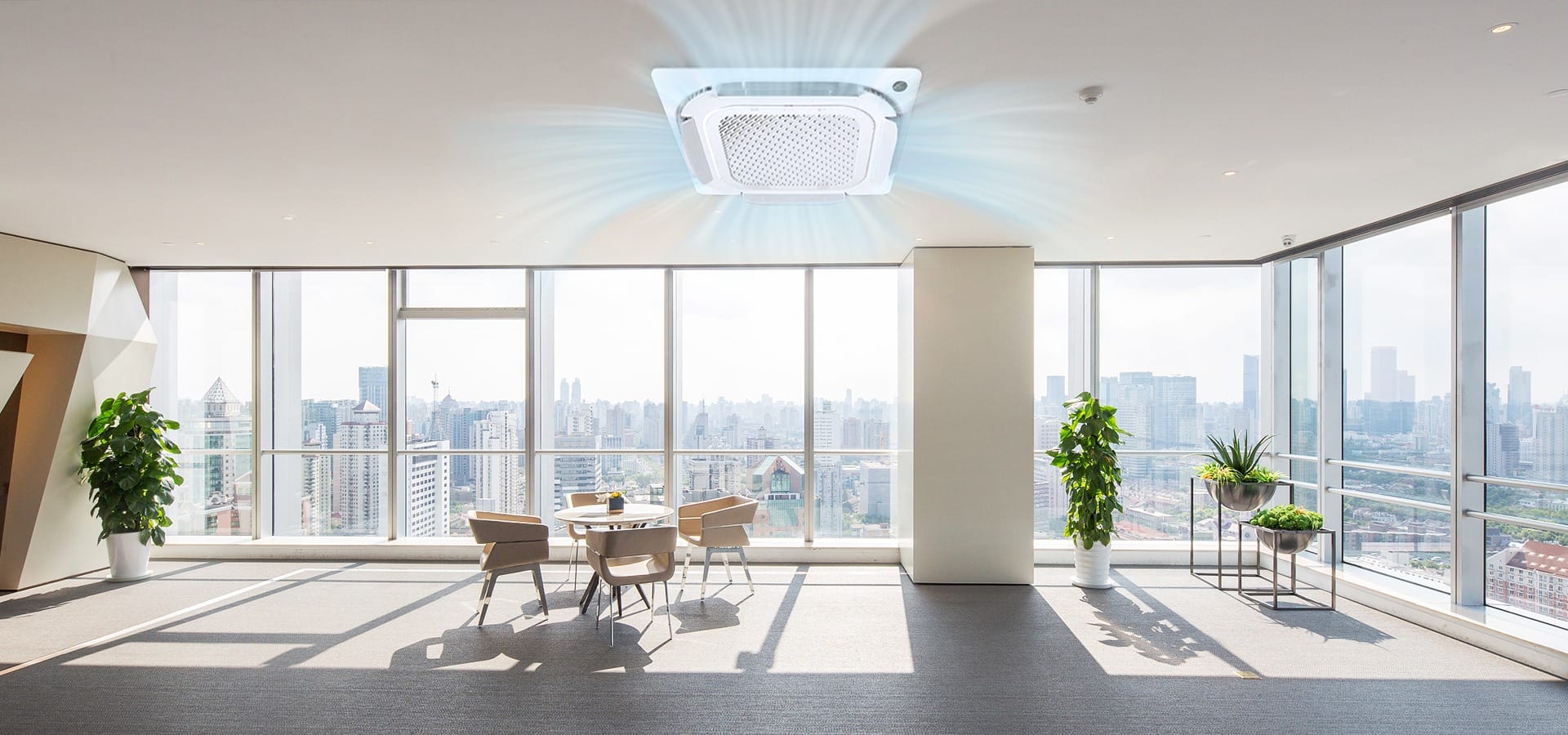 Casetă Midea BreezeleSS+ Roundflow instalată într-un birou modern, cu distribuția aerului la 360 de grade